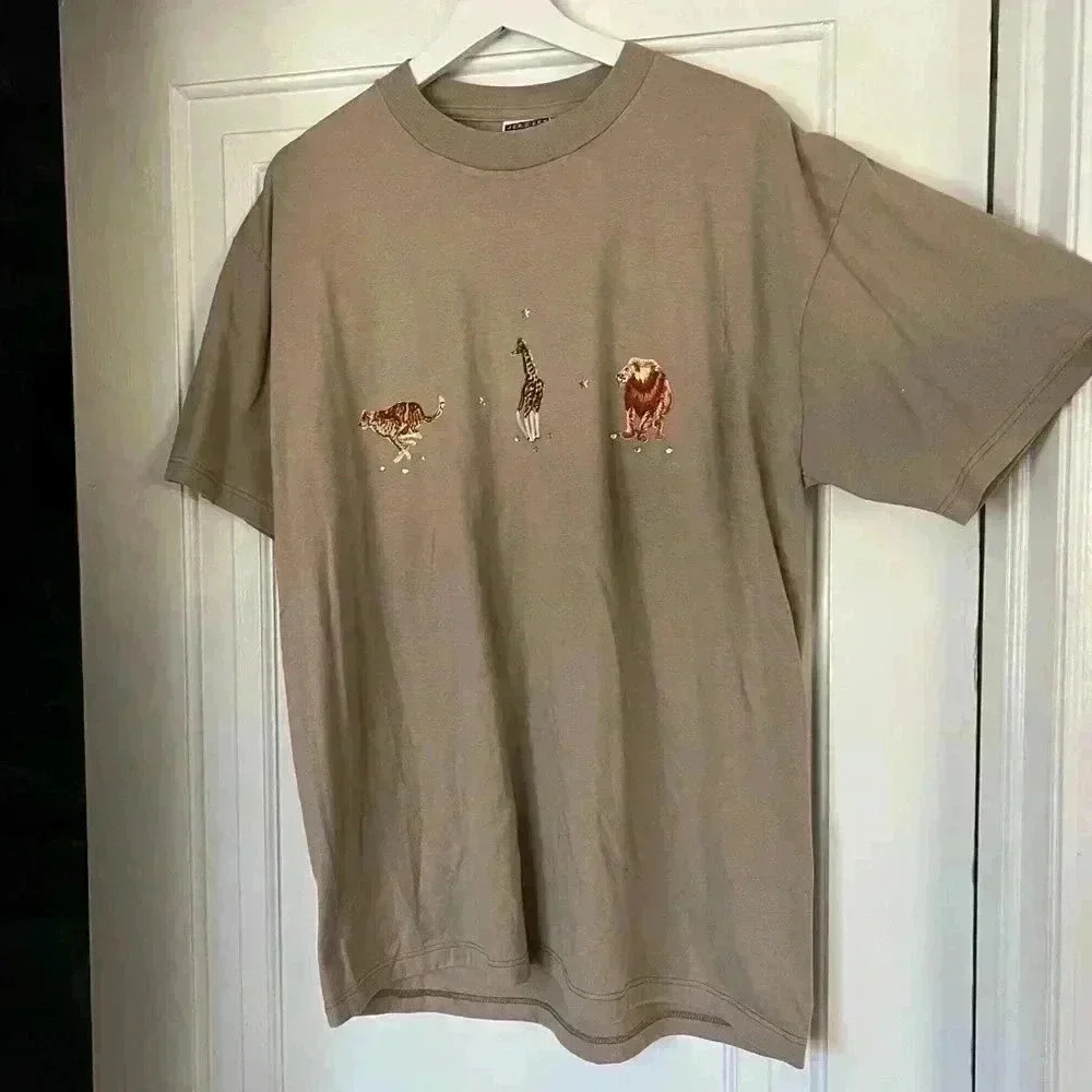 Sand-colored T-Shirt size L with lion, giraffe & cheetah embroidered animals